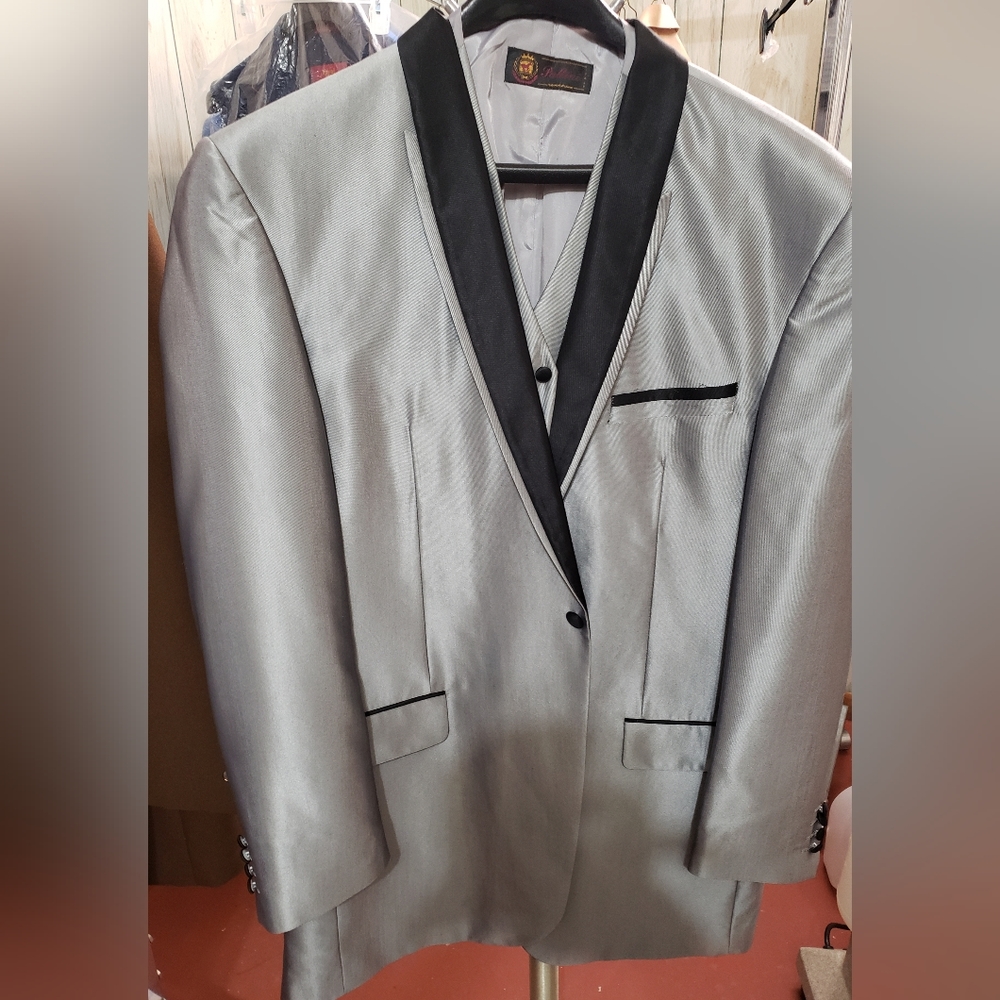 Mans Tuxedo Suit DO NOT BUNDLE!!!